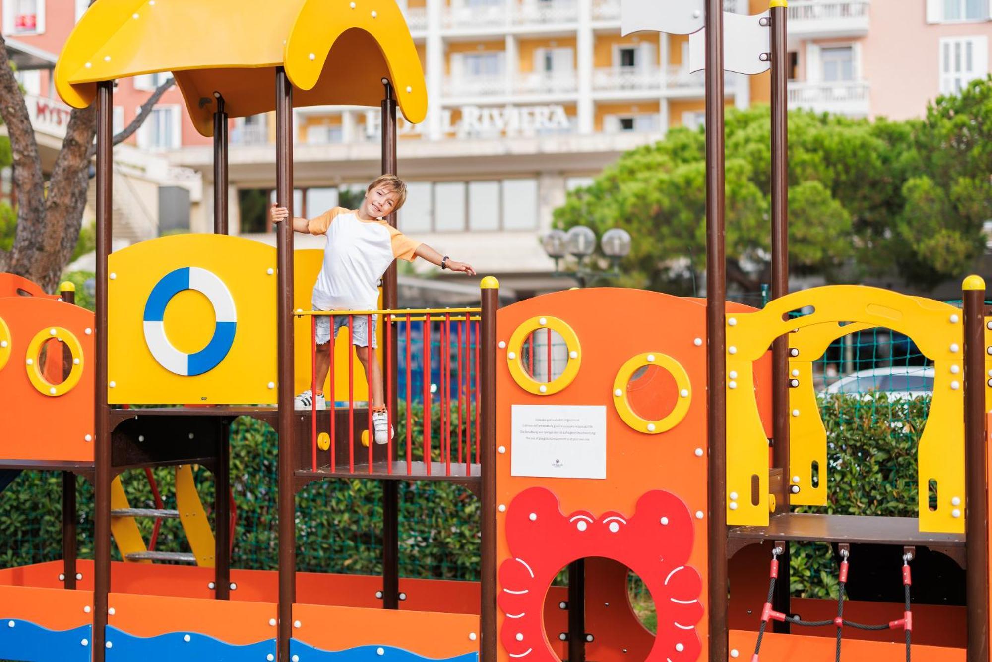 Hotel Slovenija - Terme & Wellness Lifeclass Portorož Extérieur photo A child playing on a playground